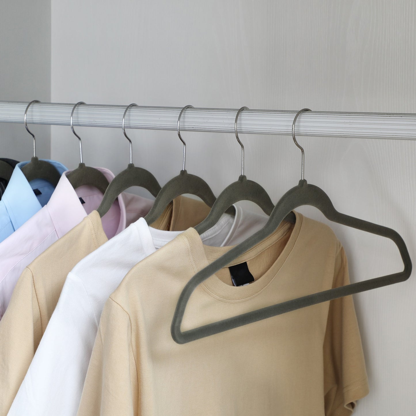 SONGMICS 50 Pack Clothes Hangers Plastic Coat Hangers Non-Slip 360¡ã Swivel Hook Space-Saving Light Gray and Dark Gray