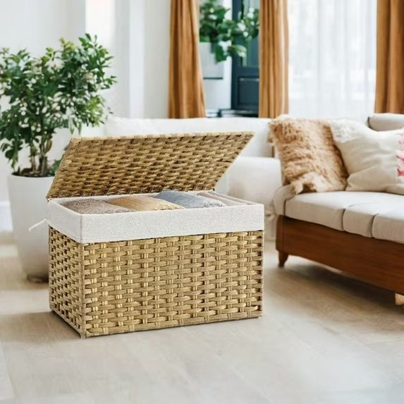 Natural Storage Basket with Lid, 27.7 Gallon (105L) Woven Blanket Bin. Equipped with handles, removable liner, and a metal frame.